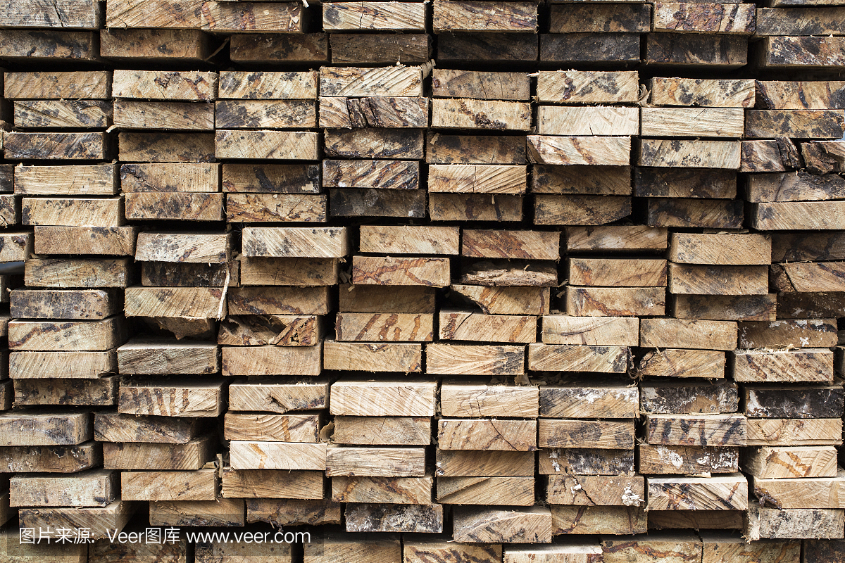 一堆堆放的未经切割的木材