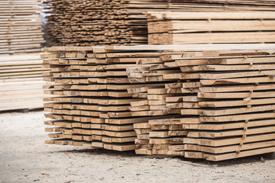 堆积的成堆的木材产品